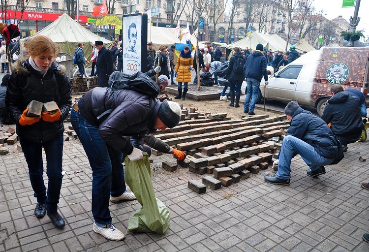 Репортаж из Киева: Евромайдан готовится к обороне