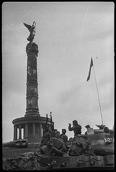 Советские танки у колонны &laquo;Победы&raquo;. Берлин, 2 мая 1945 года
