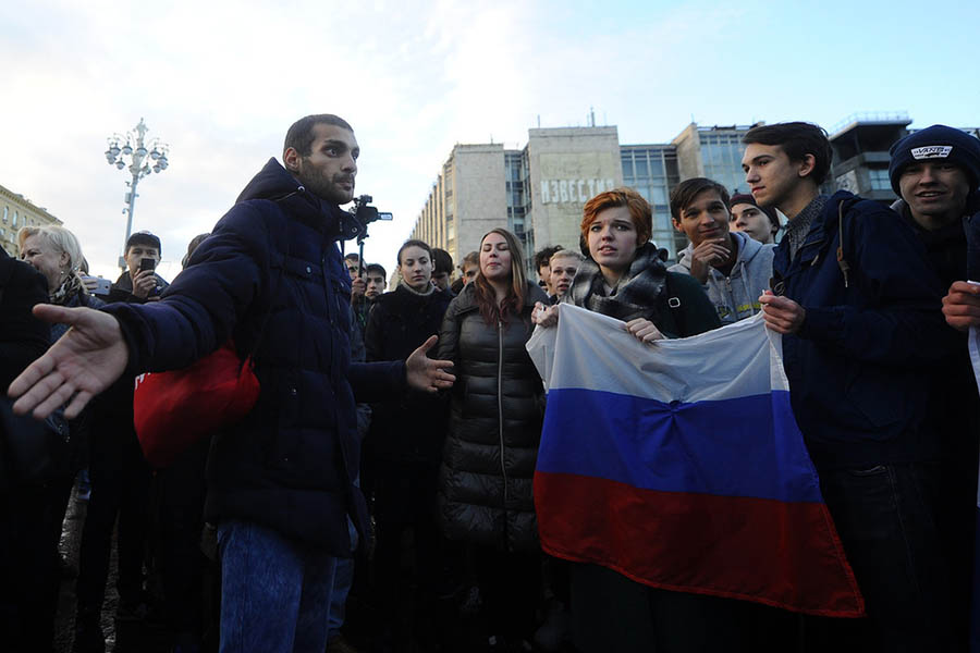 Уже после официального объявления об окончании акции на Пушкинской площади появился молодой человек, который призывал участников отправиться на Манежную площадь.




