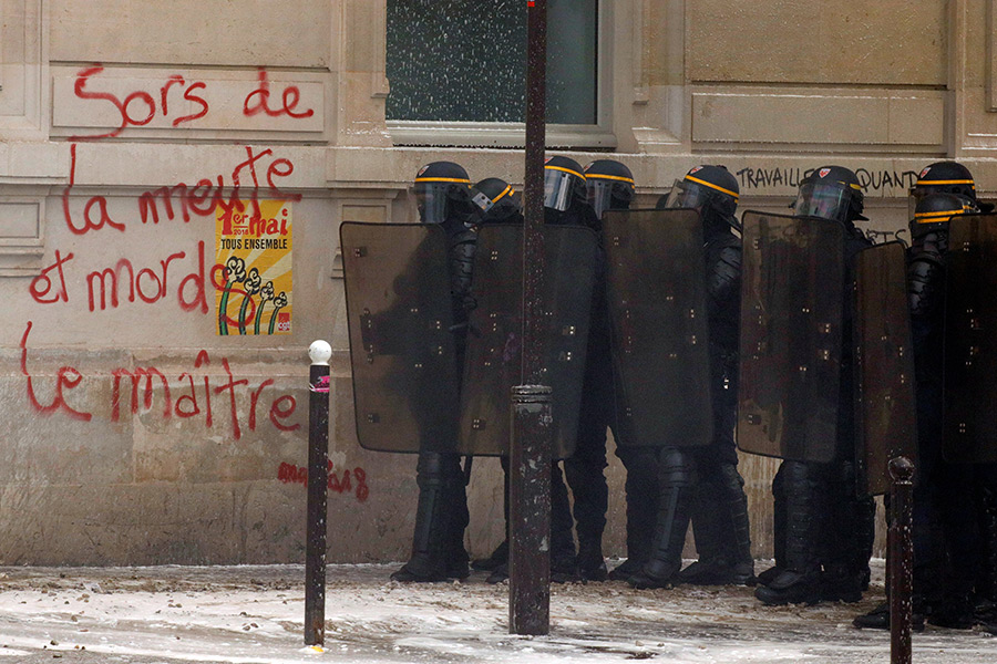 Министр внутренних дел Франции Жерар Коллон осудил действия протестующих и сообщил, что для ареста виновных предприняты все меры.
​