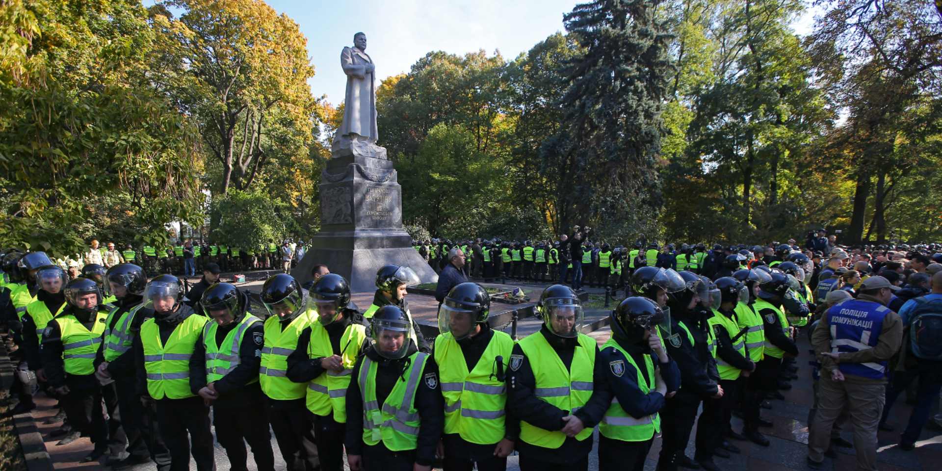 В Киеве радикалы попытались снести памятник Ватутину