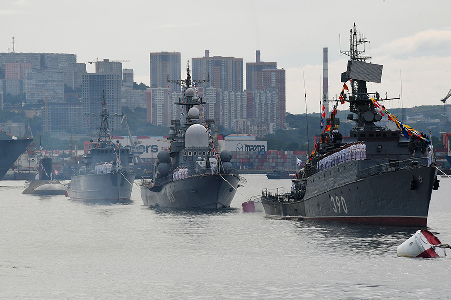 Всего в военных парадах в разных городах России было задействовано 219 кораблей, 71 воздушное судно, 15 тыс. человек