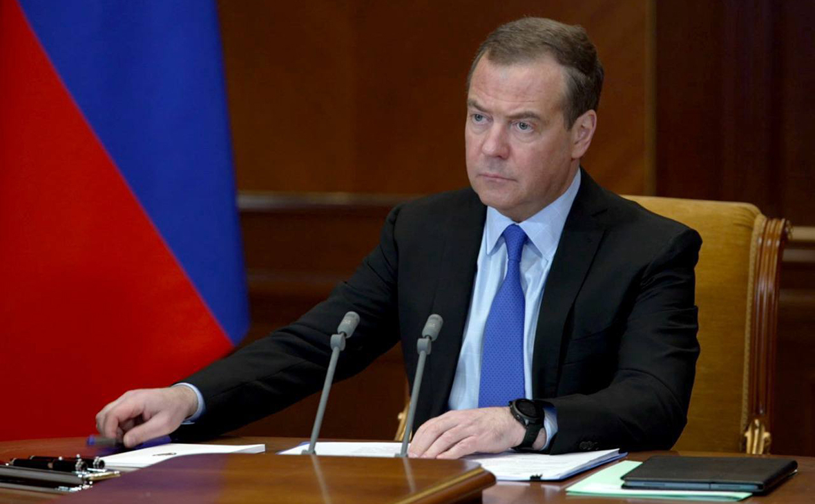 Медведев заявил о праве России на оборону из-за «незаконных санкций»"/>













