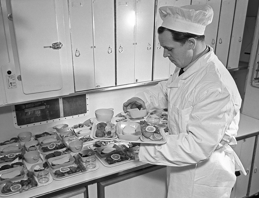 <p>Так в конце 1950-х выглядела кухня на борту новейшего самолета Ту-114</p>