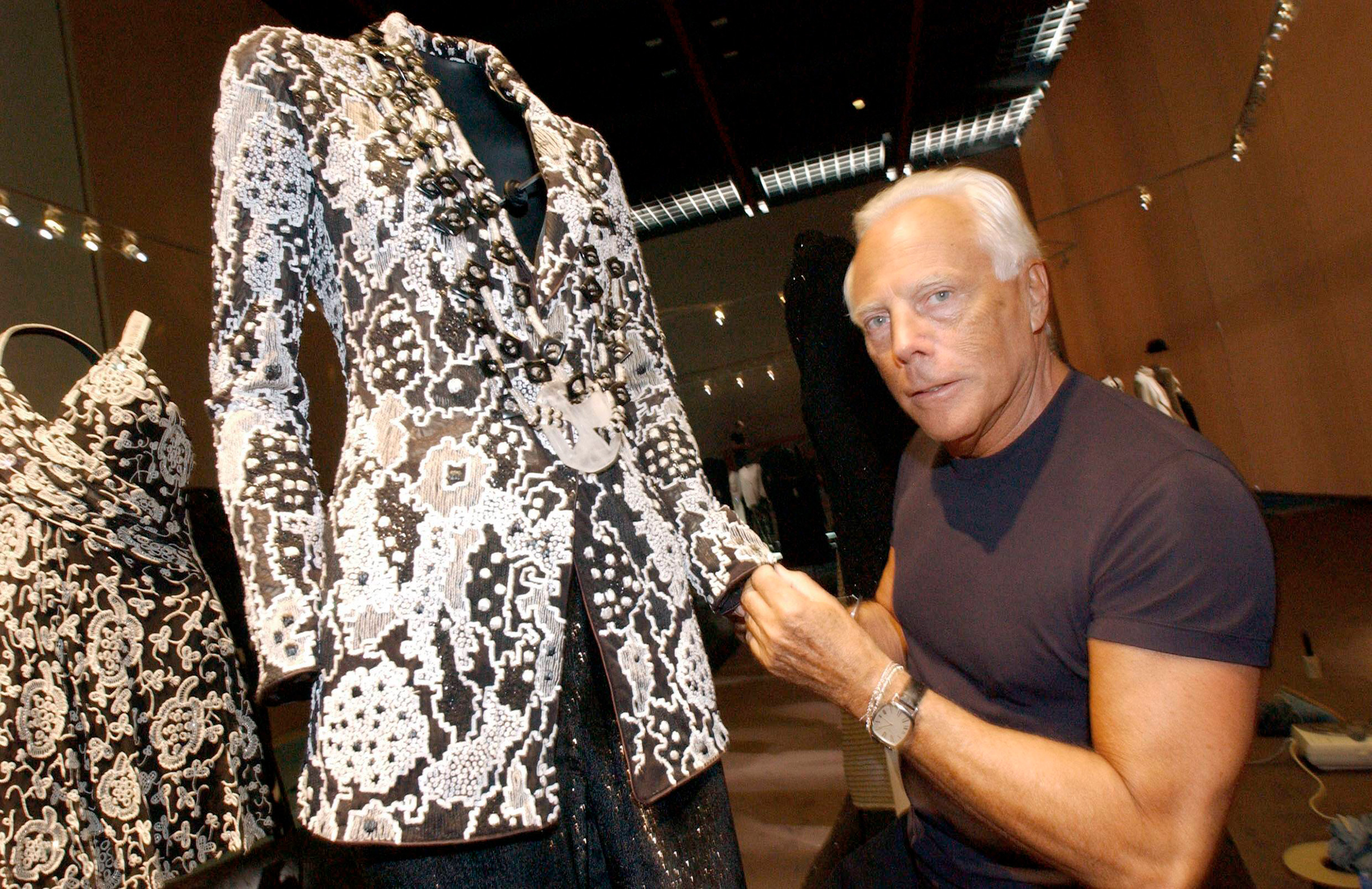 Одним из достижений Армани стала популяризация облегченного пиджака, из которого он убрал подкладку и вставные плечики. Также он значительно изменил представления о гендерном разделении предметов гардероба, фасонов и тканей. &laquo;Я был первым, кто смягчил образ мужчины и сделал более строгим образ женщины,&nbsp;&mdash; писал Армани в своей книге 2015 года.&nbsp;&mdash; Я одевал мужчин в женские ткани и брал у мужчин то, что хотели женщины,&nbsp;&mdash; костюм&raquo;.