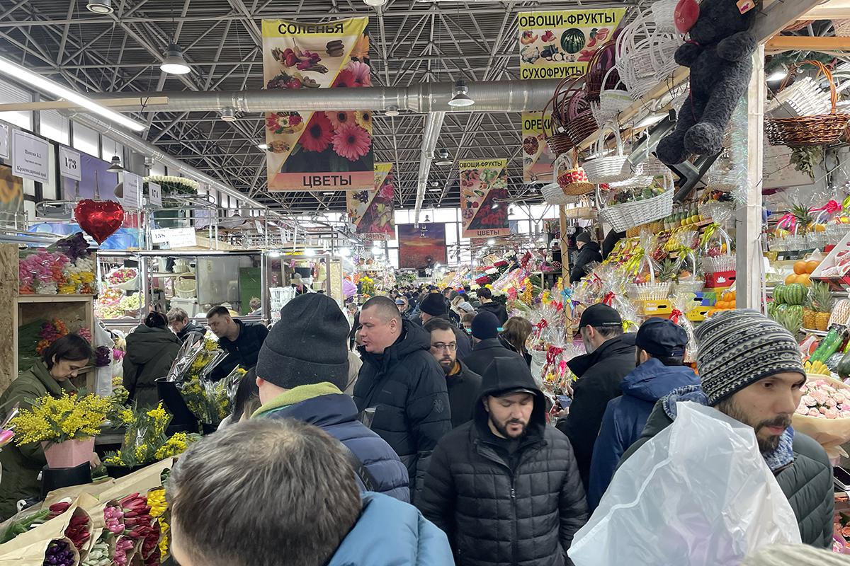 Продажа цветов на Рижском рынке в Москве в преддверии Международного женского дня, 06 марта