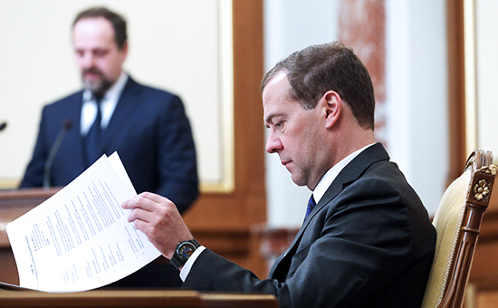 Премьер-министр РФ Дмитрий Медведев на заседании правительства. Архивное фото