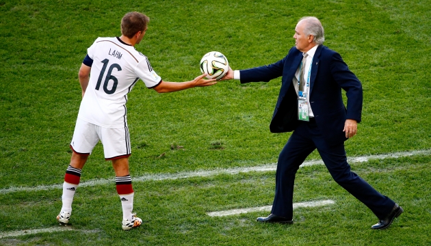 Капитан сборной Германии Йоахим Лев получает мяч от главного тренера сборной Аргентины Алехандро Сабельи.