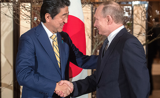 Президент России Владимир Путин и&nbsp;премьер-министр Японии Синдзо Абэ (слева)


