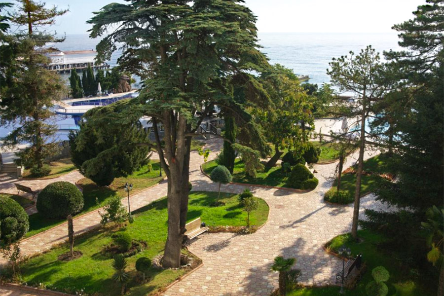 Из номеров отеля открывается вид на море, горы Демерджи и Чатыр-Даг и окружающий гостиницу парк