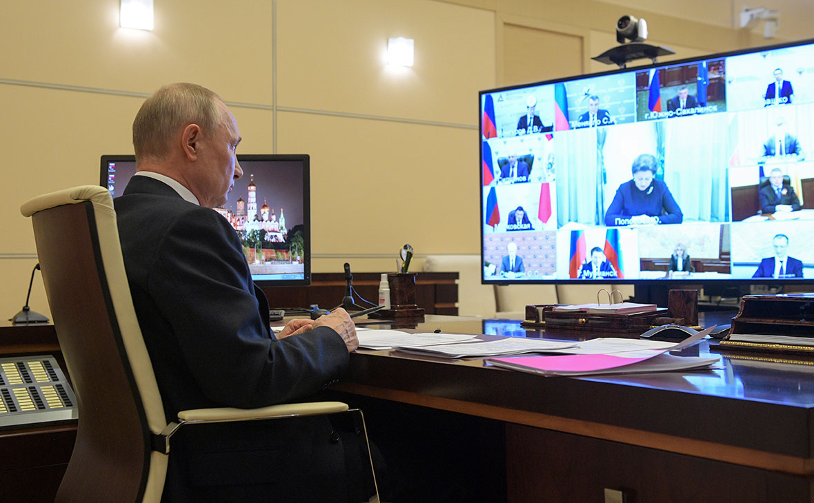 Владимир Путин во время совещания по вопросу о санитарно-эпидемиологической обстановке в РФ
