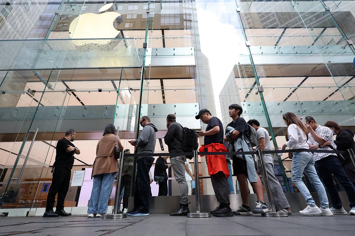 Люди стоят в очереди у магазина Apple в Сиднее (Австралия), чтобы приобрести новый Apple iPhone Duo