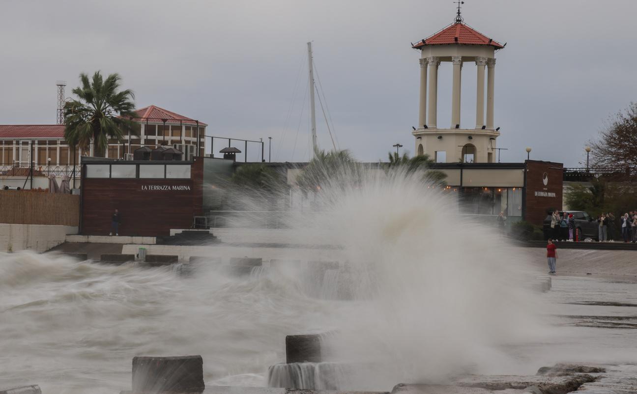 Площадь Южного мола во время шторма на Черном море.