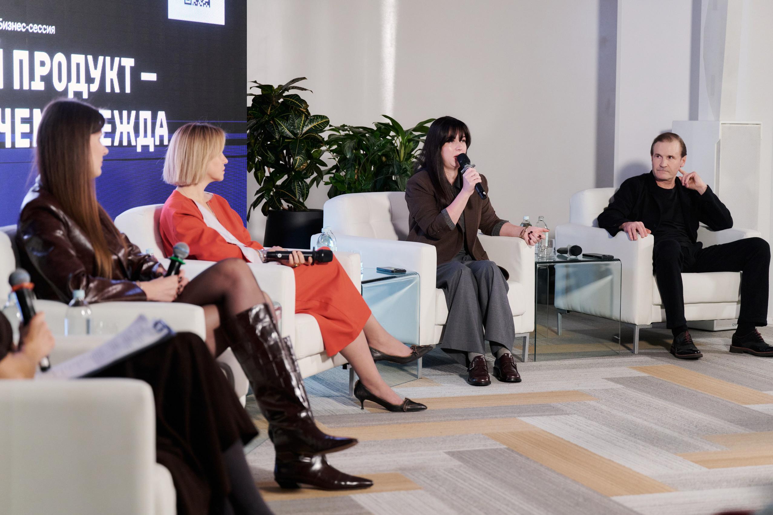 Мария Гурвич (с микрофоном) и Михаил Ерютин