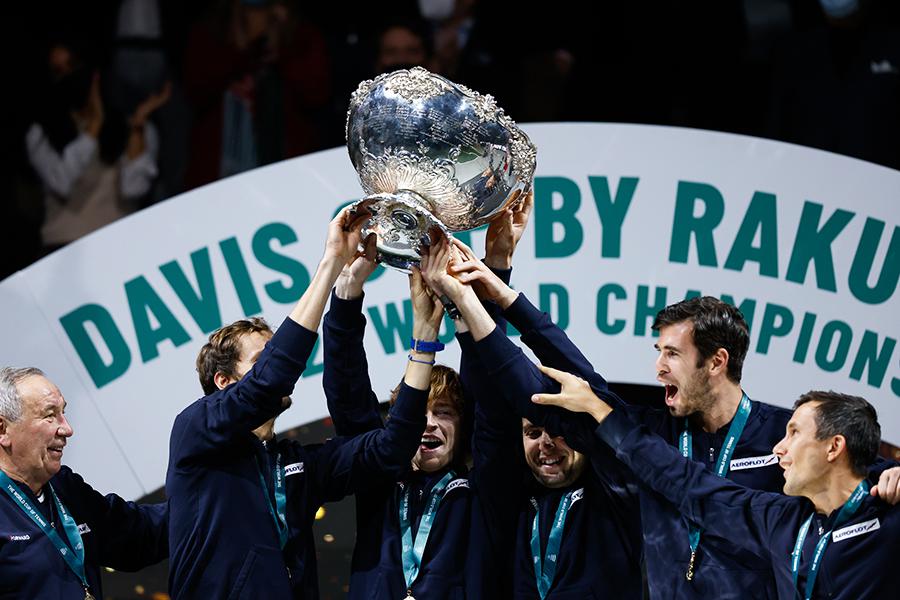 Даниил Медведев, Андрей Рублёв, Аслан Карастев, Карен Хачанов, Евгений Донской и Шамиль Тарпищев (Россия)&nbsp; с трофеем&nbsp;Кубка Дэвиса,&nbsp;2021