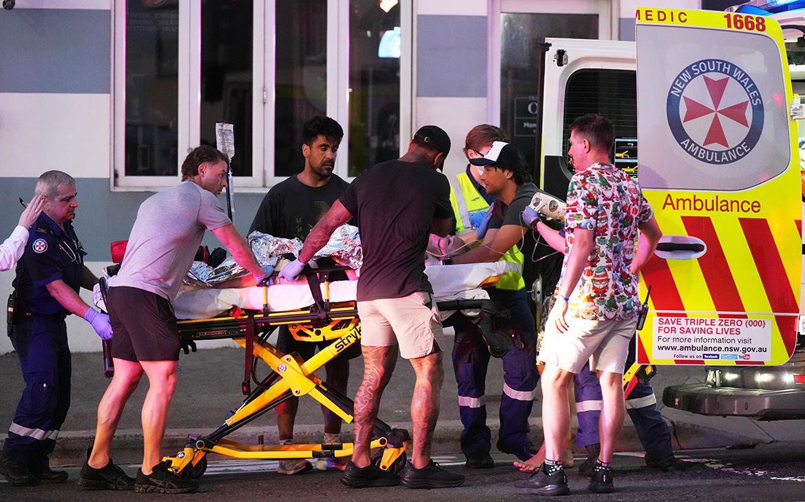 При стрельбе на пляже в Сиднее погибли более 10 человек