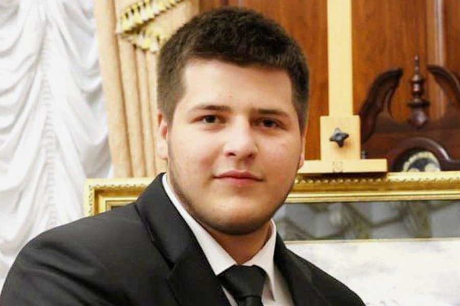 В конце июня женился сын главы Чечни 17-летний Адам Кадыров. Его избранницу зовут Медни, однако ее личность не раскрывается. Известно, что она родилась в родовом селе Кадыровых Ахмат-Юрт&nbsp;&mdash; там&nbsp;же прошла свадьба. Кадыров-старший заявил, что на празднование приехали высокопоставленные гости&nbsp;&mdash; губернаторы, члены правительства и дипломаты, а также послы Ирана, ОАЭ, Турции и Казахстана.

Адам Кадыров получил известность, после того&nbsp;как в 2023 году избил в СИЗО Никиту Журавеля, обвиняемого в сожжении Корана. Тогда сыну главы Чечни было 15 лет. Журавель получил 14 лет колонии по обвинениям в оскорблении чувств верующих, хулиганстве и госизмене. А Кадыров&nbsp;&mdash; ряд государственных и общественных наград, в том числе звание Героя Чечни и высшую награду в регионе&nbsp;&mdash; орден имени Ахмата Кадырова. В ноябре 2023 года он был назначен начальником отдела обеспечения безопасности главы Чечни, а в апреле 2025-го получил пост секретаря Совета безопасности республики