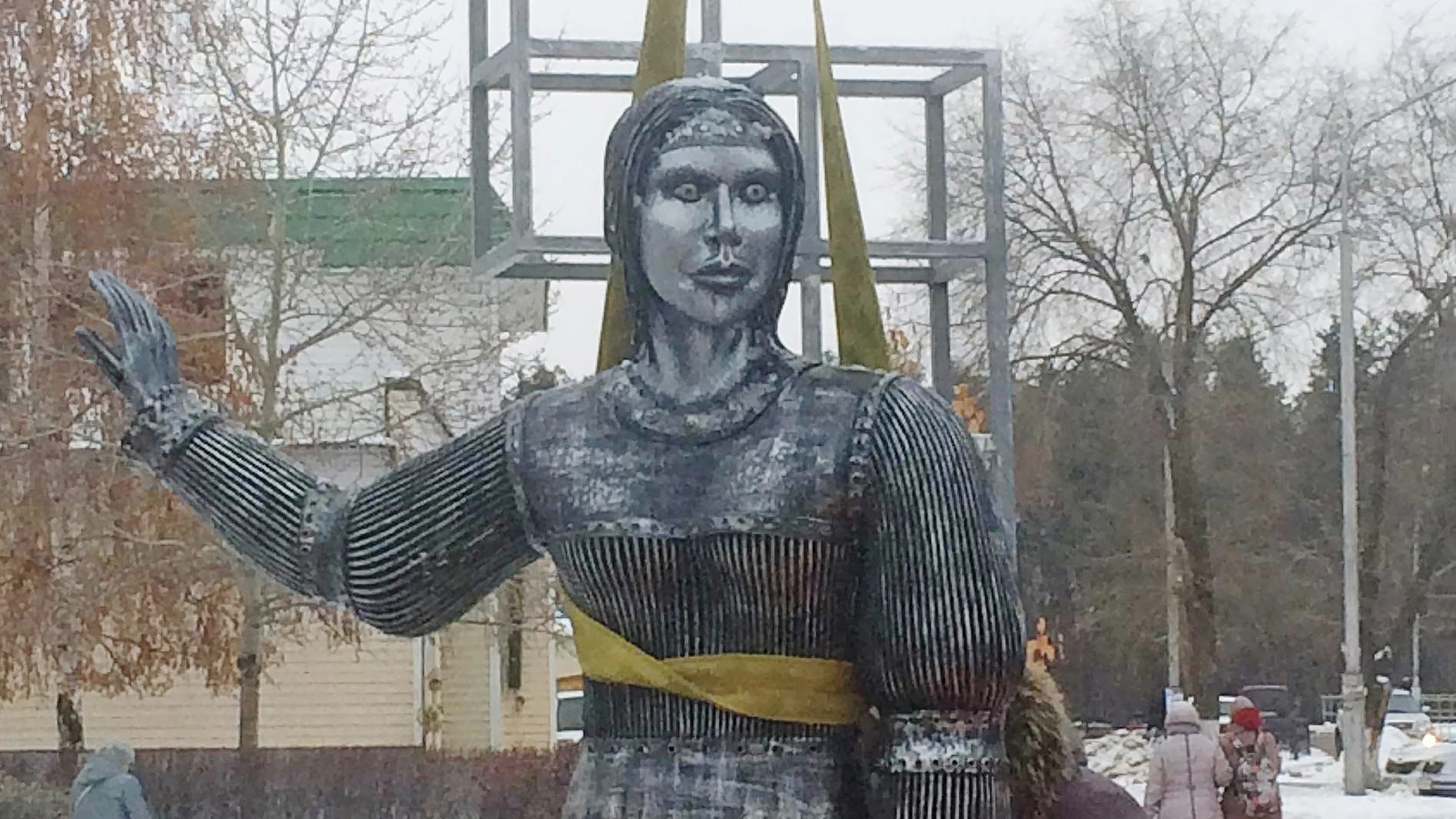 Памятник Аленке в Нововоронеже