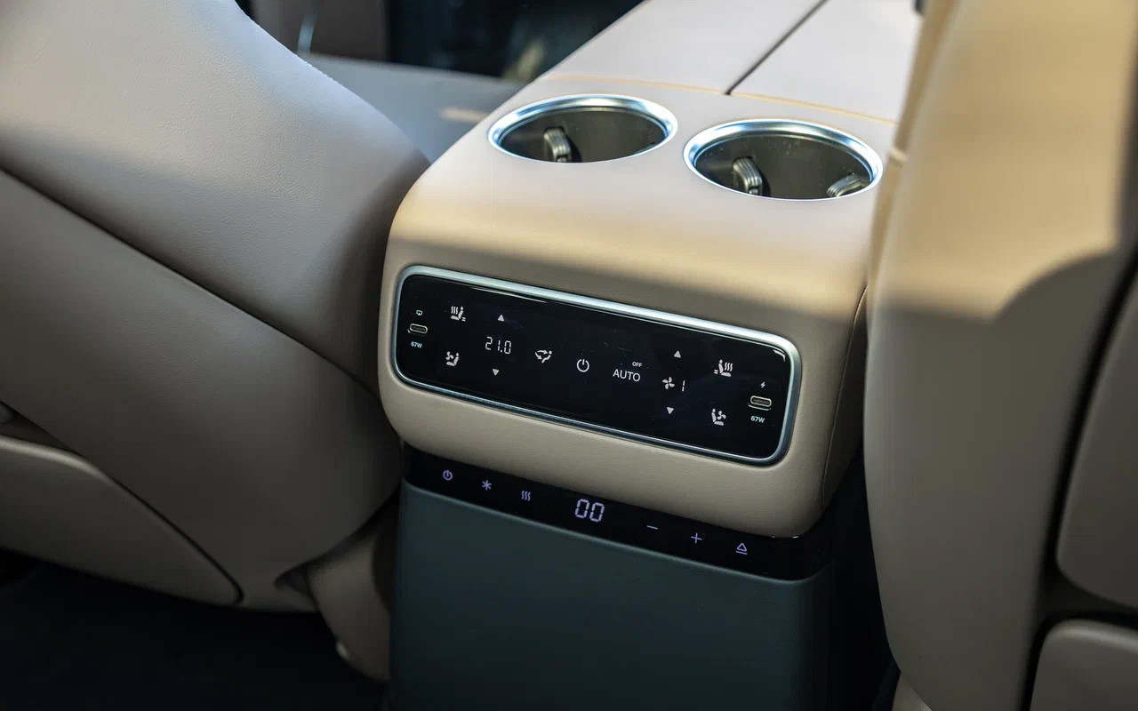 К услугам пассажиров второго ряда&nbsp;&mdash; отдельный климатический блок с сенсорным управлением и парой разъемов USB Type C