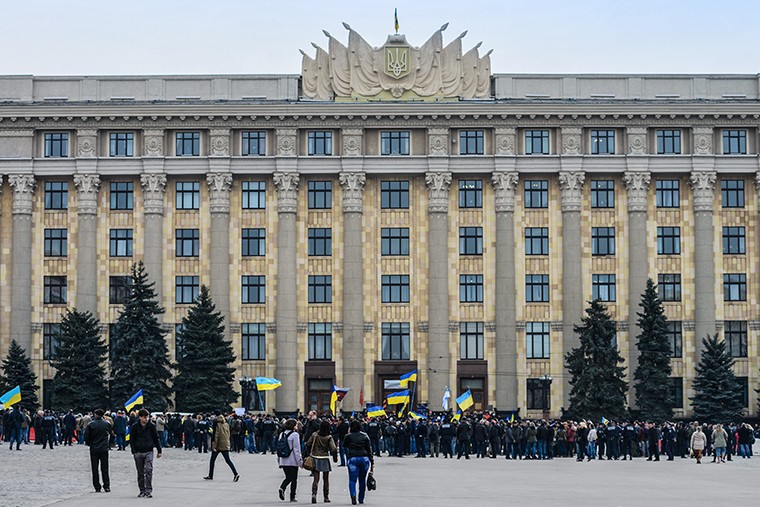 ХарьковВ Харькове 6 апреля к зданию обладминистрации вышли сторонники Евромайдана с украинскими флагами.