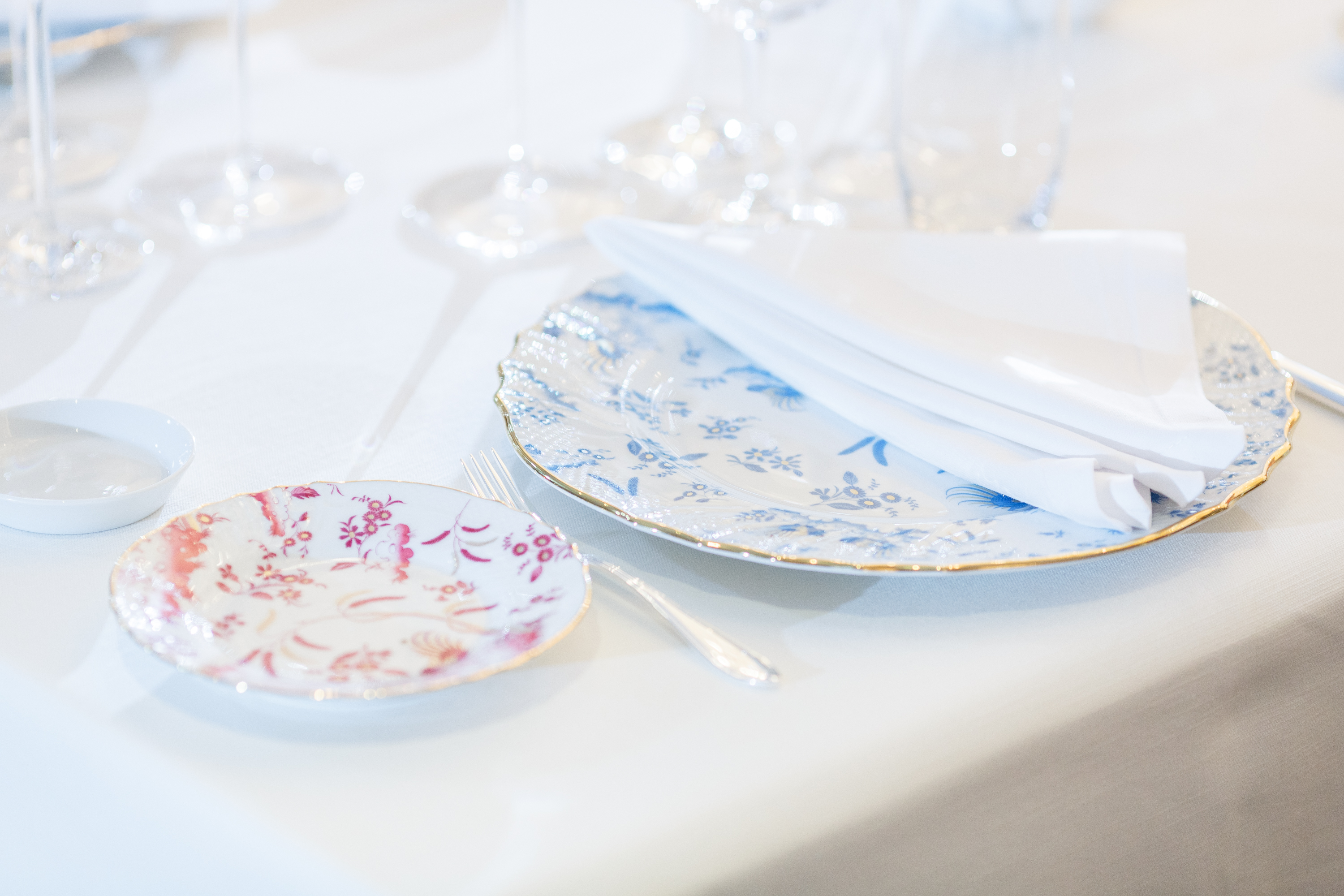 Блюда в Ovo подают в посуде старейшей итальянской фарфоровой мануфактуры Richard Ginori, основанной в 1735 году во Флоренции