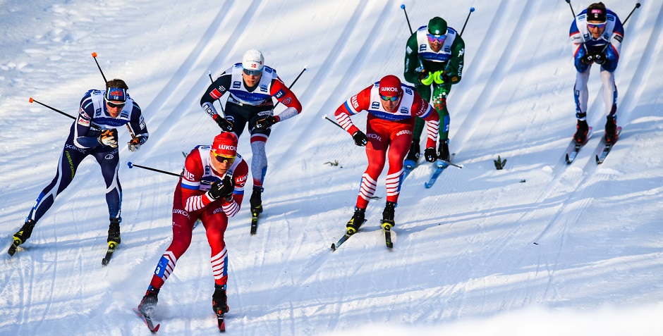 Российский лыжник Александр Большунов (второй слева) возглавляет четвертьфинальный забег в спринте на этапе Кубка мира в Отепя
