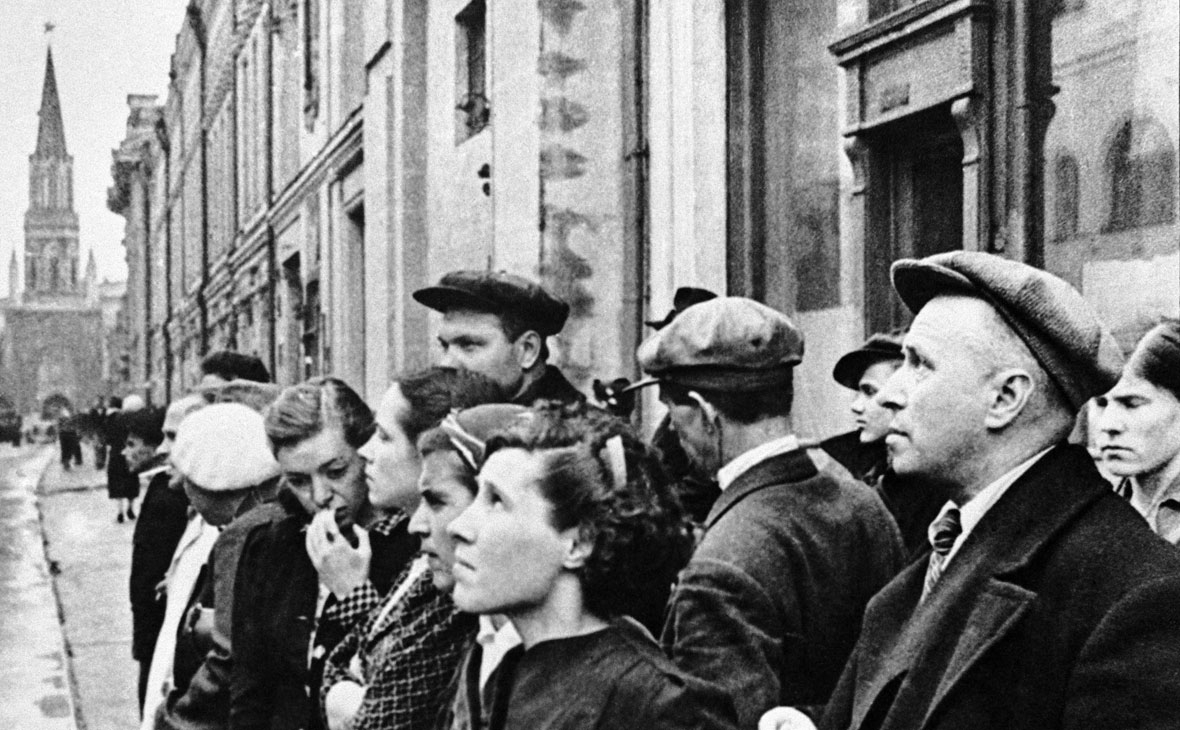 Жители города у репродуктора на улице 25 Октября во время радиосообщения о нападении гитлеровской Германии на Советский Союз