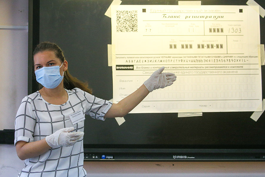 Организатор в аудитории перед началом единого государственного экзамена по информатике в школе №&nbsp;2107 в Москве