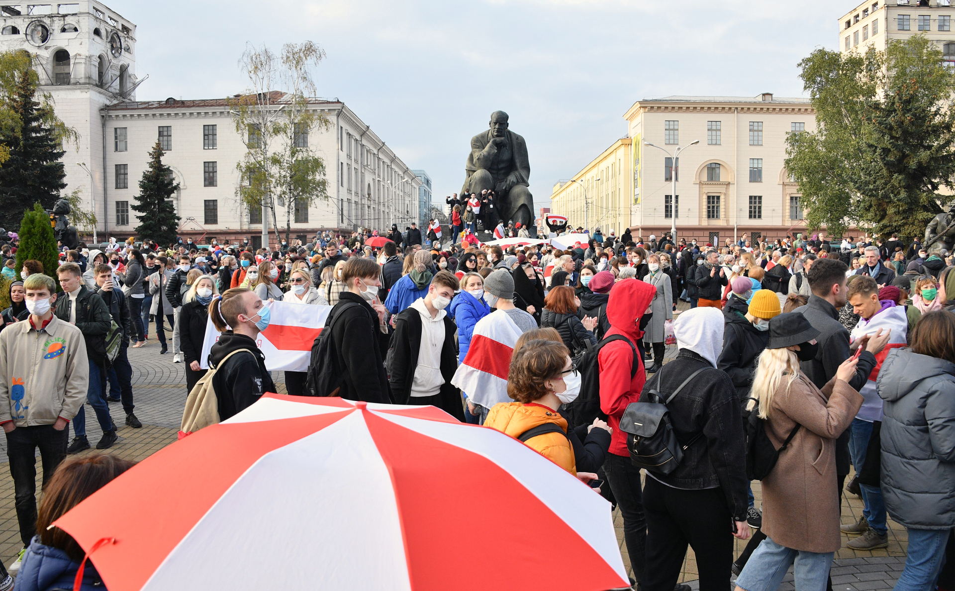 Протестующие на&nbsp;площади Якуба Коласа в Минске