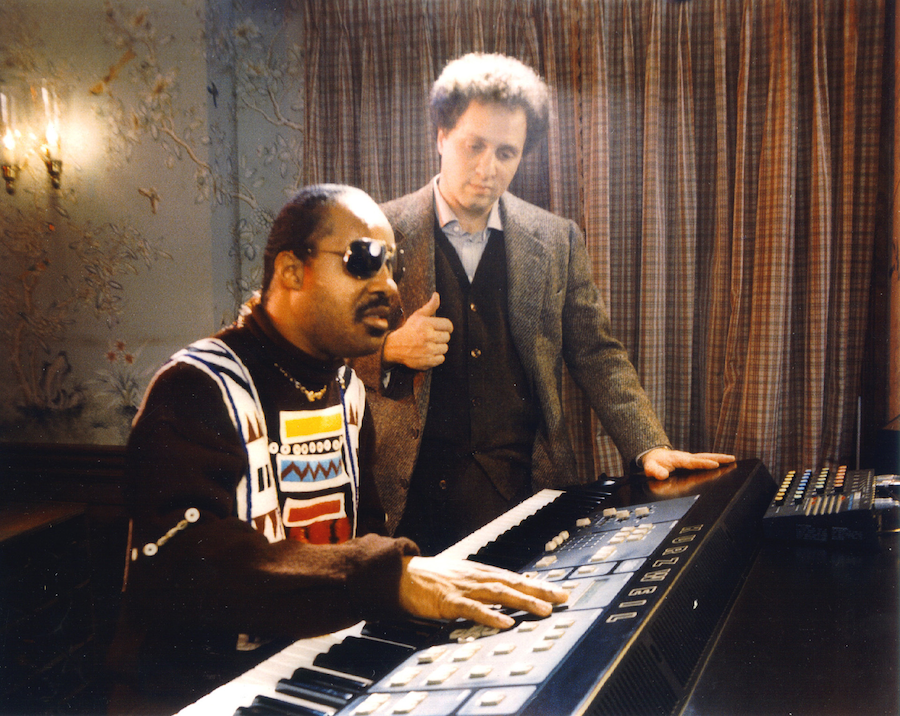 Рэй Курцвейл и Стиви Уандер играют на синтезаторе Kurzweil 250 в 1985 году