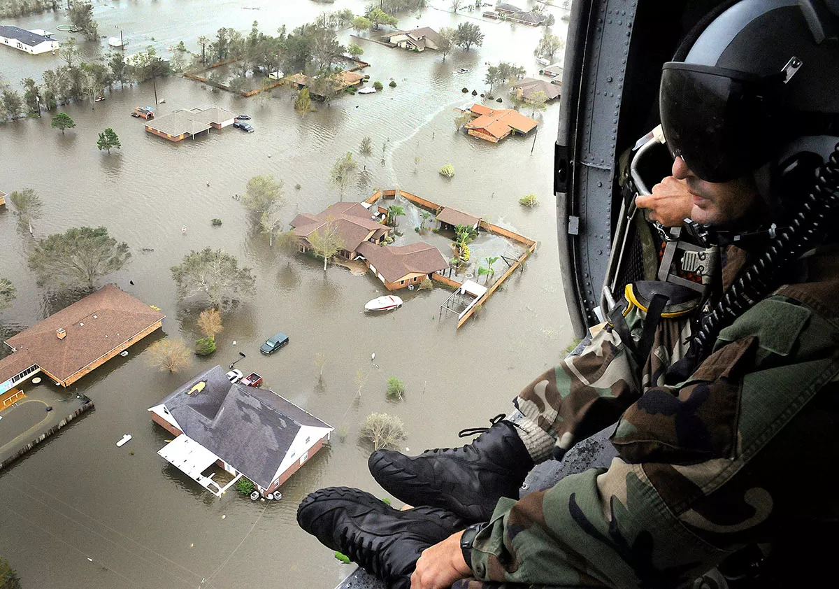 <p>13 сентября 2008 года. Спасатели облетают пострадавшие районы в Техасе, США, после урагана &laquo;Айк&raquo;</p>