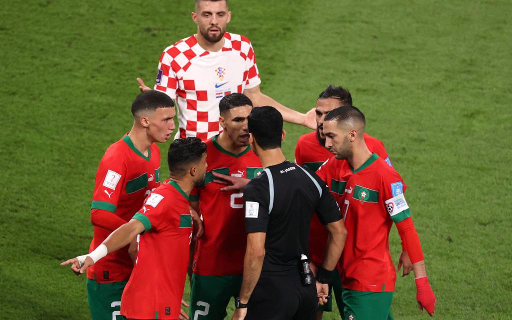 Игроки сборной Марокко атакуют судей