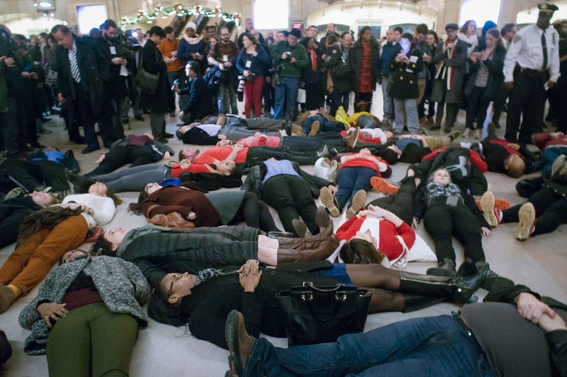 Акция протеста на нью-йоркском вокзале Grand Central