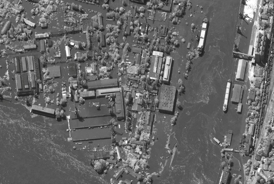 На спутниковом снимке видны затопленные портовые сооружения и промышленная зона в Херсоне