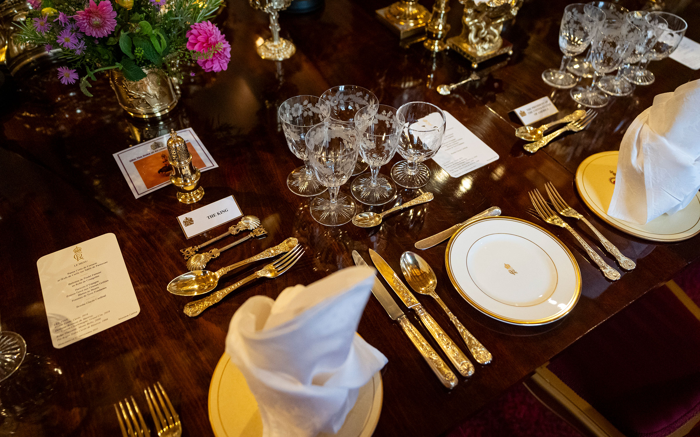 Гостей угощали панна-коттой из хэмпширского кресс-салата с пармезановым песочным печеньем и салатом из перепелиных яиц, норфолкским цыпленком баллотин&nbsp;и&nbsp;цуккини с пряным соусом, на десерт было подано ванильное&nbsp;мороженое&nbsp;с начинкой из малинового сорбета. Специально для торжества был придуман коктейль &laquo;Трансатлантический&raquo; на основе виски.