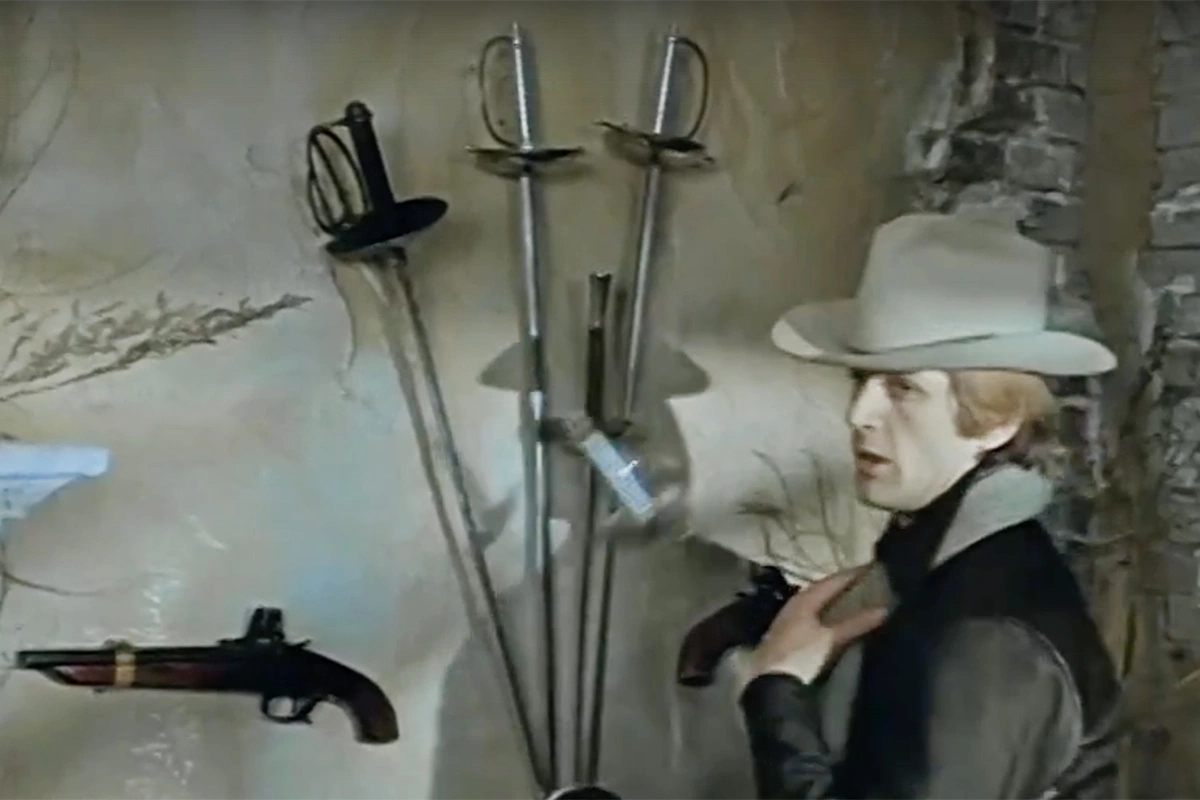 Профессиональное владение клинком пригодилось актеру Александру Абдулову на съемочных площадках, в том числе в фильме «Обыкновенное чудо»