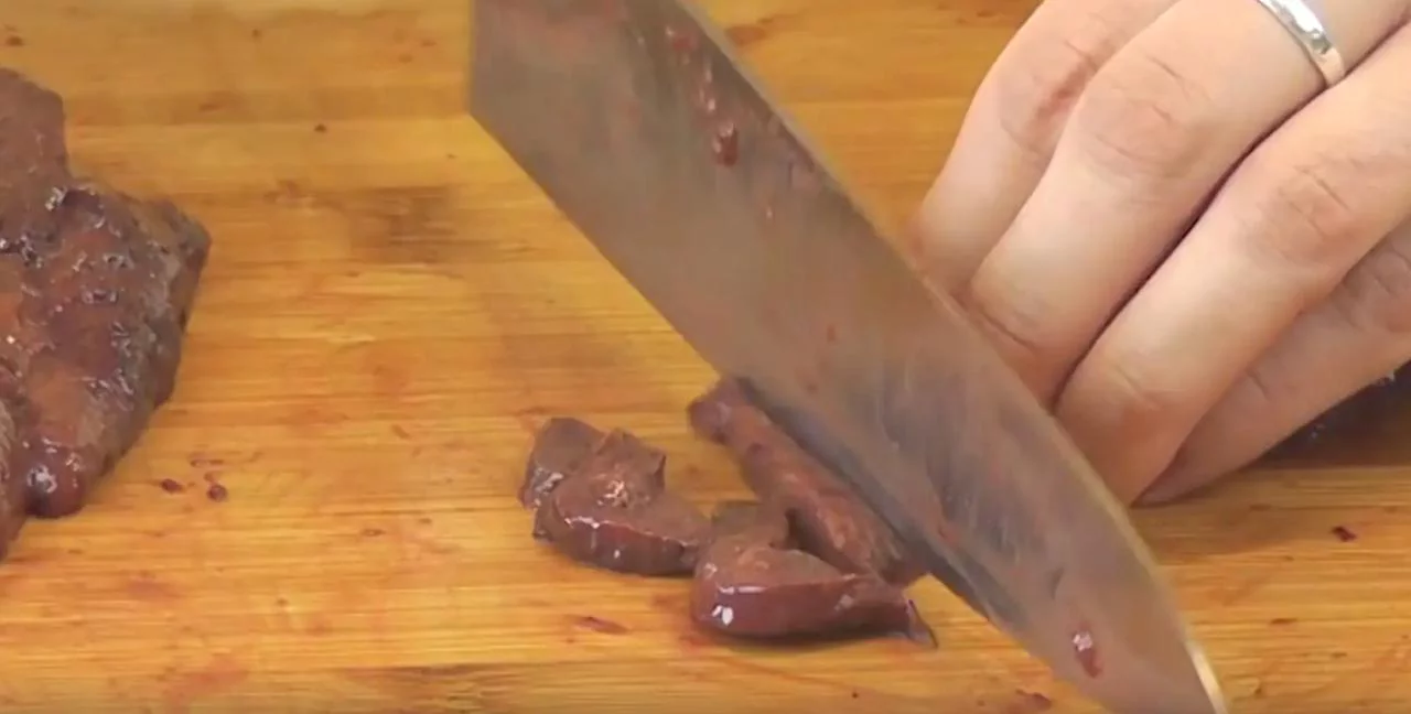 Нарежьте печень небольшими кусочками