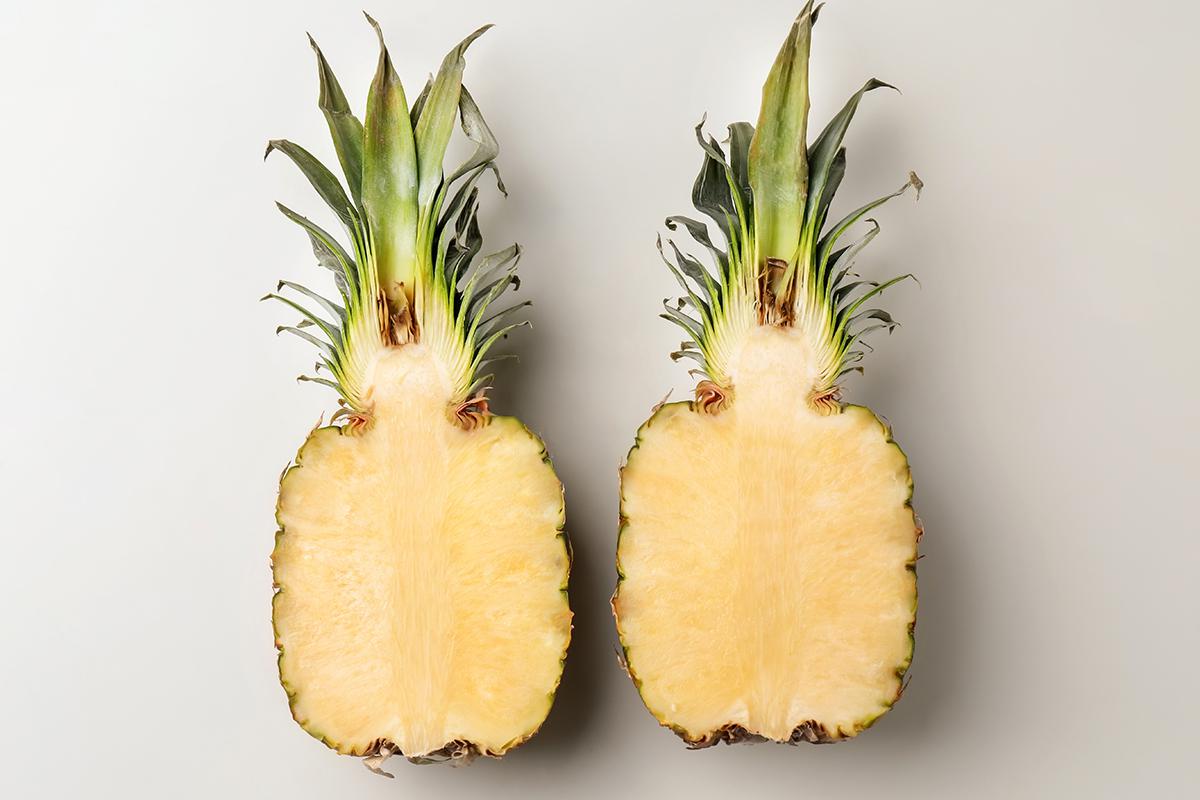 Внутри ананаса находится жесткая сердцевина, которую обычно вырезают