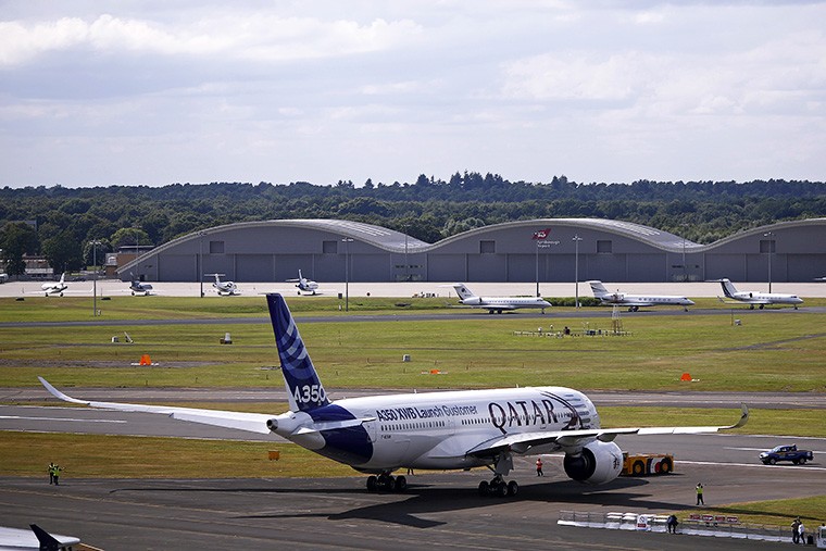 Airbus A350 XWBДальнемагистральный широкофюзеляжный лайнер начнет коммерческие полеты в конце 2014г.  Самолет рассчитан на 300-400 пассажиров. По сравнению с нынешними дальнемагистральными лайнерами Airbus A350 XWB потребляет на 25% меньше топлива. Самолет на 53% создан на основе композитных материалов, включая сплавы на основе титана и алюминия. Основным конкурентом A350 XWB станет Boeing 787 Dreamliner.