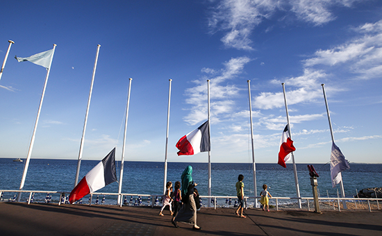 Приспущенные флаги в память о погибших после теракта &nbsp;в Ницце




