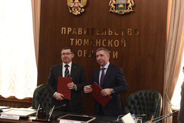 Соглашение о реализации инвестиционного проекта подписали губернатор Владимир Якушев&nbsp;и председатель совета директоров ГК &laquo;Руском&raquo; Темури Латария (справа).