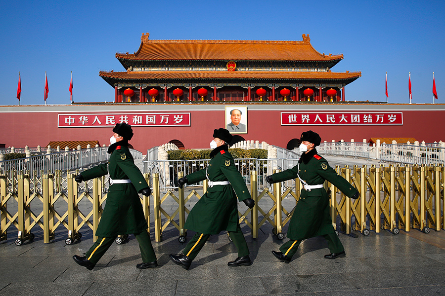 Солдаты караула в защитных масках на площади Тяньаньмэнь в Пекине
