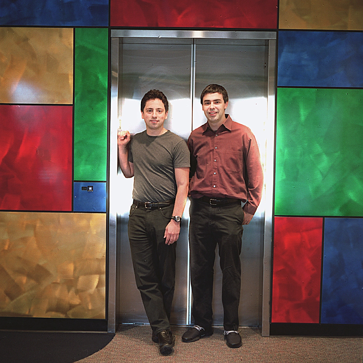 <p>На фото: основатели Google Сергей Брин (слева) и Ларри Пейдж (справа) в офисном лифте компании Google. Маунтин-Вью, Калифорния, 13 марта 2003 года</p>