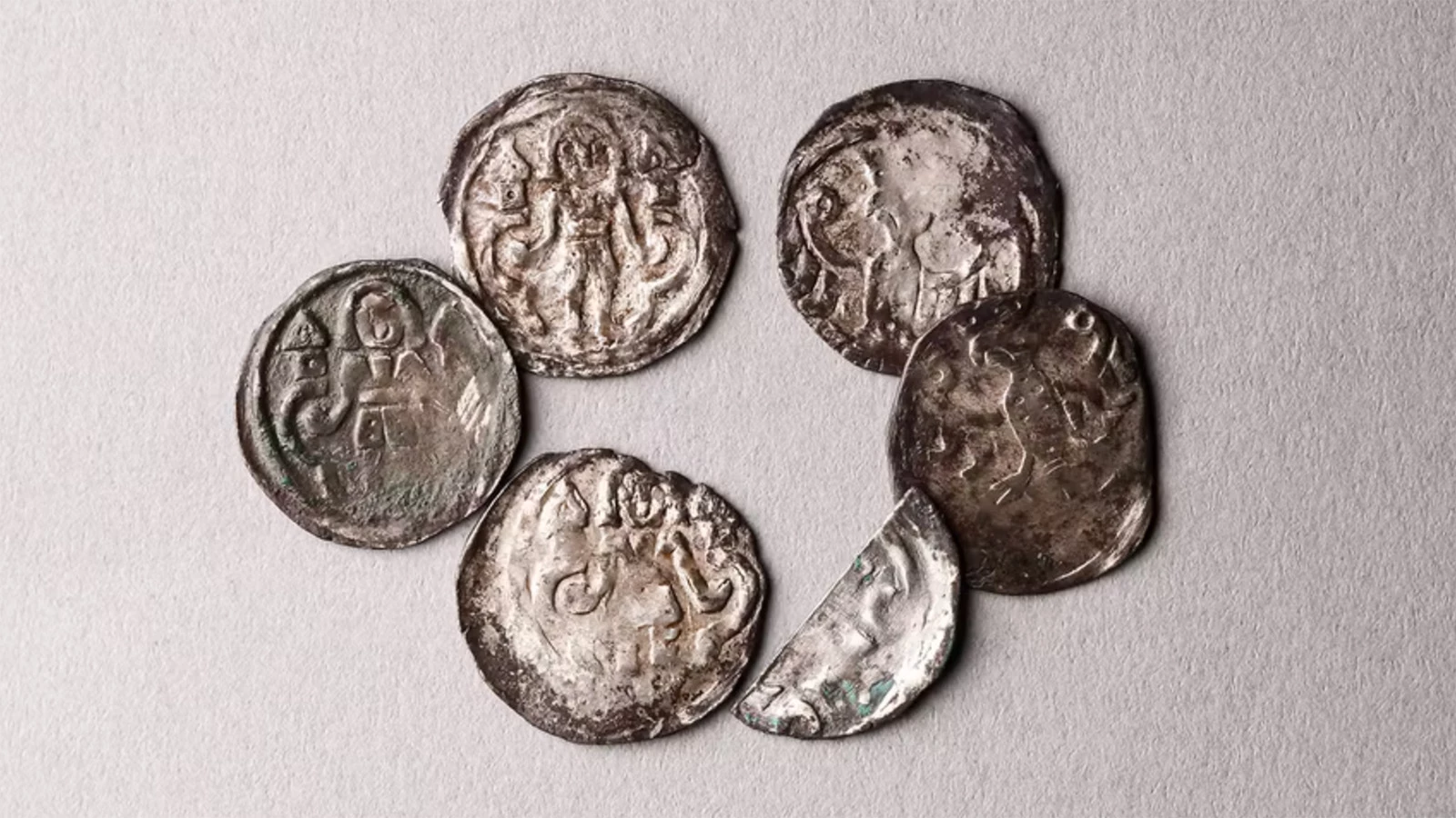 Серебряные денарии (1260/65–1293 гг.), диаметр 1,5 см