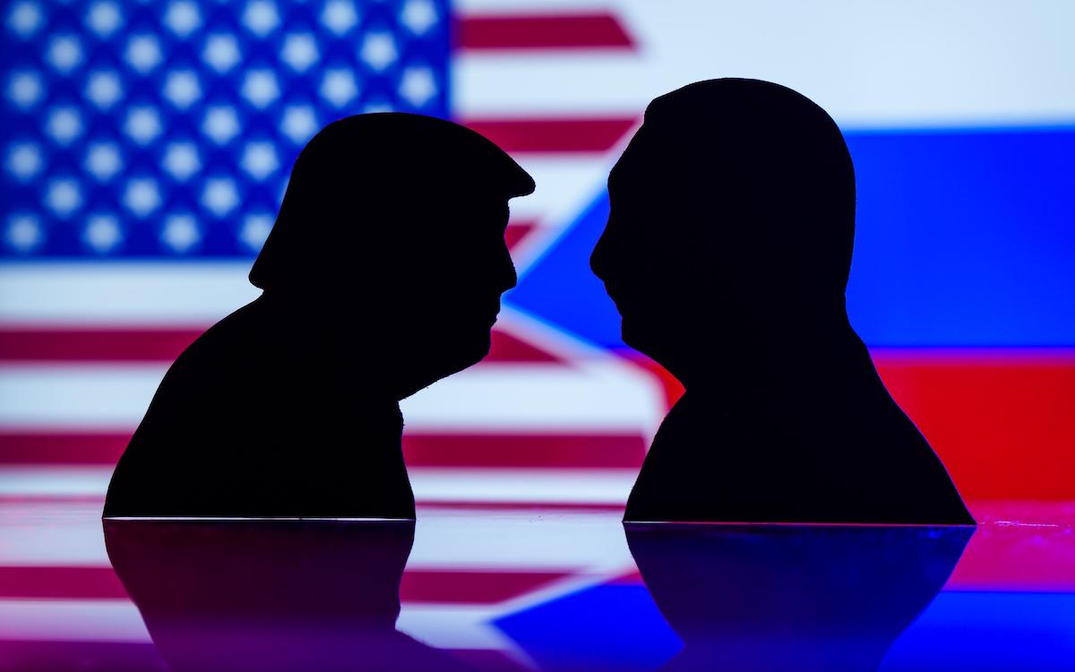 Силуэты президентов России и США Владимира Путина и Дональда Трампа в свете их предстоящей встречи на Аляске 15 августа 2025 года