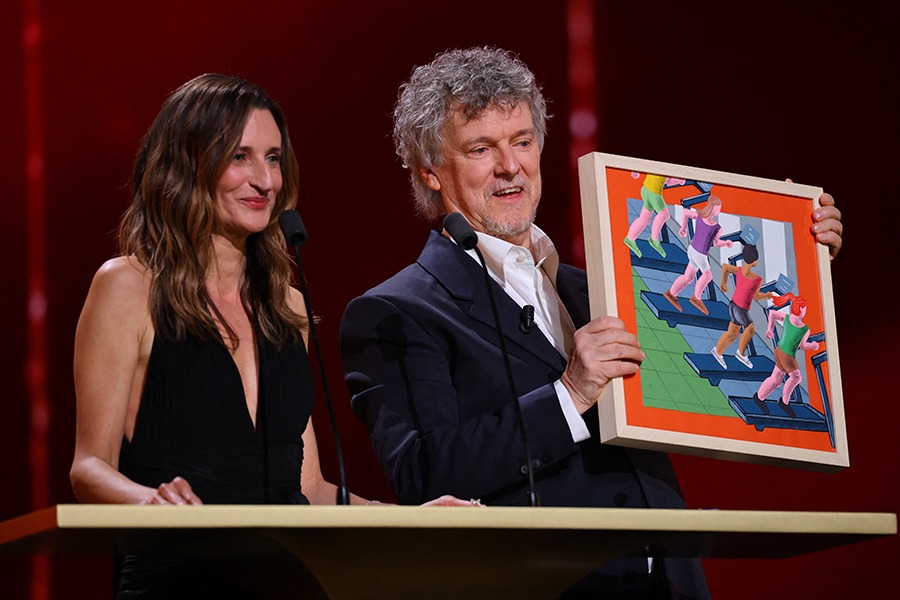 На фото: президент Академии «Сезар» Камилль Коттен и Мишель Гондри на сцене вручают почётного «Сезара» Джиму Керри.