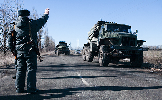 Реактивные системы залпового огня «Град» во время отвода тяжелой техники военнослужащими армии ДНР от линии соприкосновения с украинскими силовиками в районе Тельманово. 18 февраля 2015 года