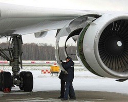Самолет, летевший в Петербург из Омска, сняли с рейса после отказа бортового компьютера