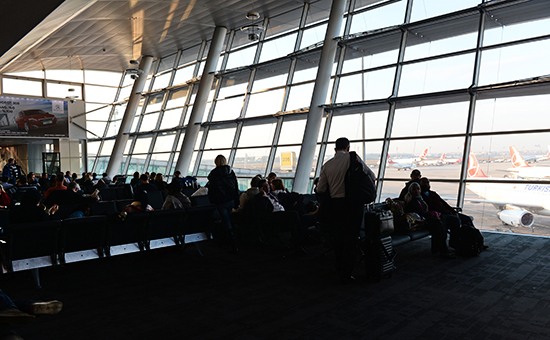 Пассажиры в зале ожидания международного аэропорта имени Ататюрка в Стамбуле