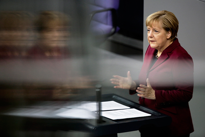 №6. Ангела Меркель&nbsp;&mdash;&nbsp;канцлер Германии

Политика Меркель в&nbsp;отношении&nbsp;беженцев пошатнула ее позиции, пишет Bloomberg. Поддержка партии Меркель &laquo;Христианско-демократический союз&raquo; (ХДС) на&nbsp;выборах заставляет усомниться в&nbsp;том, что&nbsp;она будет переизбрана в&nbsp;2017 году. Тем не&nbsp;менее, отмечает Bloomberg, пока&nbsp;нет ни&nbsp;одного реального конкурента, который&nbsp;мог&nbsp;бы сменить ее на&nbsp;посту лидера крупнейшей экономики Европы.
